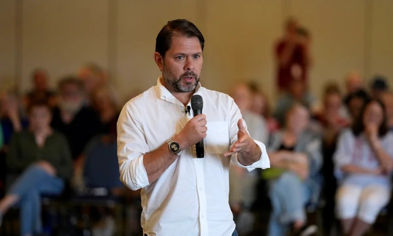 Hundreds cheer Arizona Sen. Ruben Gallego as Democrats take offensive against Trump’s tax bill Hundreds cheer Arizona Sen. Ruben Gallego as Democrats take offensive against Trump’s tax bill