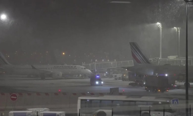 Flights canceled, traffic disrupted as snow sweeps across Paris Flights canceled, traffic disrupted as snow sweeps across Paris