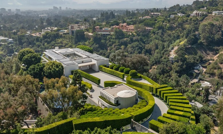 A billionaire heir built one of America’s largest homes. His bitter divorce means his 5 million mansion is for sale. A billionaire heir built one of America’s largest homes. His bitter divorce means his 5 million mansion is for sale.