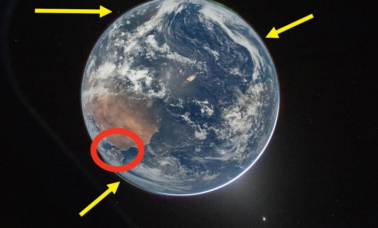 People Spotted 4 Amaaazing Things In The First Artemis II Pictures Of Earth People Spotted 4 Amaaazing Things In The First Artemis II Pictures Of Earth