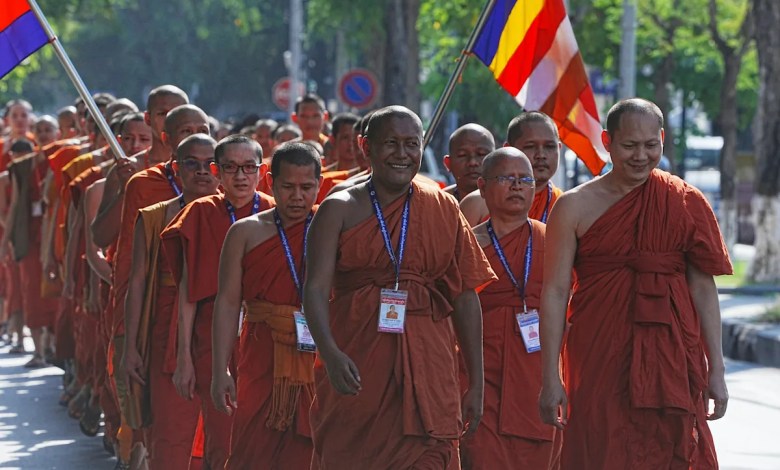 Hundreds of Buddhist monks in Cambodia gather to praise ceasefire with Thailand and mourn the dead Hundreds of Buddhist monks in Cambodia gather to praise ceasefire with Thailand and mourn the dead