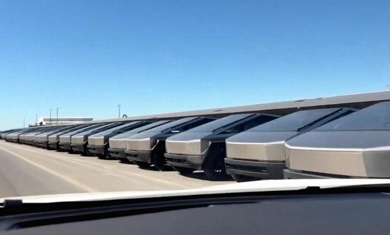 SpaceX Is Buying Up an Unfathomable Number of Cybertrucks SpaceX Is Buying Up an Unfathomable Number of Cybertrucks