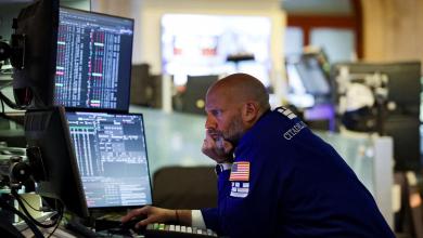 Dow slips 400 points on renewed tariff fears Dow slips 400 points on renewed tariff fears