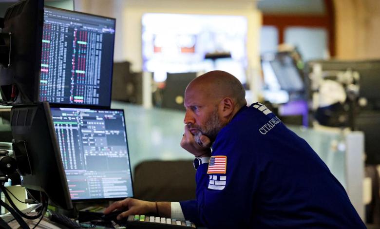 Dow slips 400 points on renewed tariff fears Dow slips 400 points on renewed tariff fears