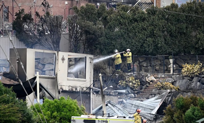 Wildfires destroy 40 homes and kill a firefighter in Australia Wildfires destroy 40 homes and kill a firefighter in Australia