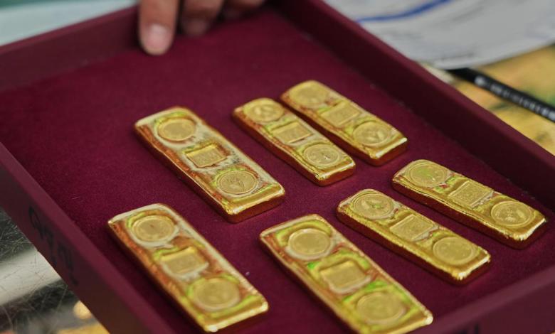 Gold sinks to ,900, silver crashes 25% as precious metals trade unwinds Gold sinks to ,900, silver crashes 25% as precious metals trade unwinds