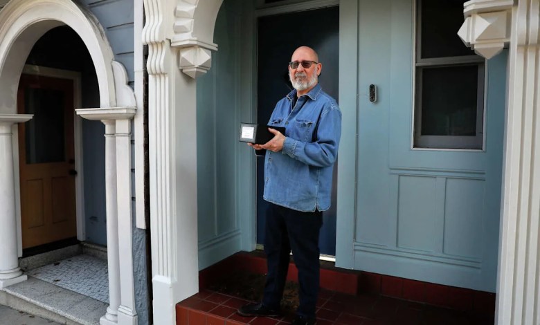 His mother’s ashes vanished from his S.F. porch. Then the story took an incredible turn His mother’s ashes vanished from his S.F. porch. Then the story took an incredible turn