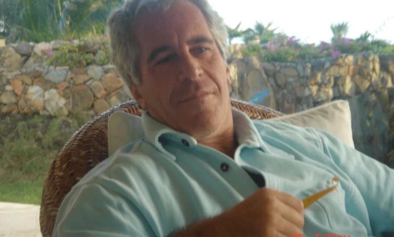Jeffrey Epstein’s personal lawyer says he took out huge cash withdrawals because he had trouble getting a credit card Jeffrey Epstein’s personal lawyer says he took out huge cash withdrawals because he had trouble getting a credit card