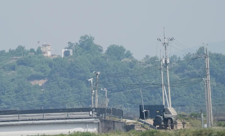 North Korean crosses the heavily fortified border to South Korea North Korean crosses the heavily fortified border to South Korea