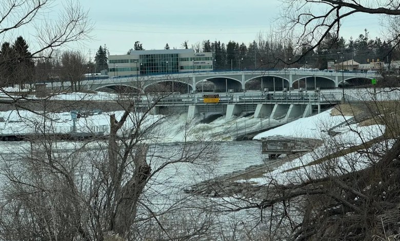 Officials sandbag Cheboygan Dam as high water nears top of structure Officials sandbag Cheboygan Dam as high water nears top of structure
