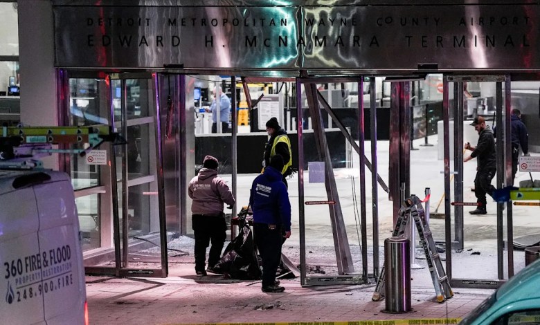 Car crashes through Detroit Metro Airport’s McNamara Terminal Car crashes through Detroit Metro Airport’s McNamara Terminal