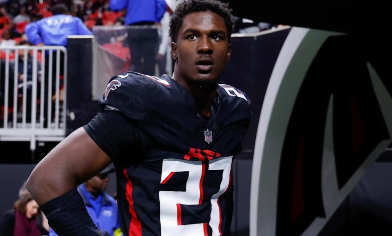 At least 7 calls to police were made about Falcons LB James Pearce Jr. before his arrest in domestic violence case At least 7 calls to police were made about Falcons LB James Pearce Jr. before his arrest in domestic violence case