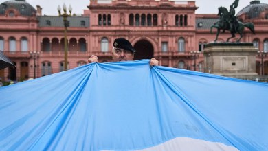 Dictatorship-era army officers and supporters rally in Argentina in latest sign of political shift Dictatorship-era army officers and supporters rally in Argentina in latest sign of political shift