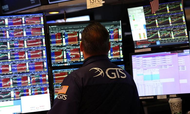 Retail investors buy stocks in droves, fueling Wall Street bubble fears Retail investors buy stocks in droves, fueling Wall Street bubble fears