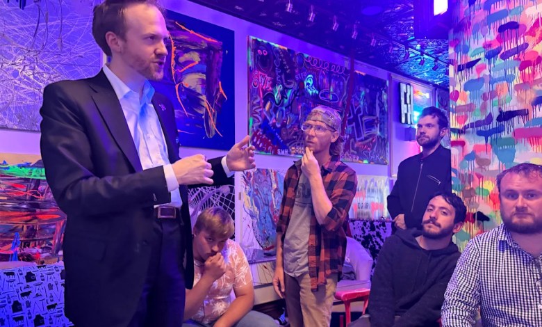 At one Kentucky bar, young Republicans wrestle with their disappointment in Trump and their party At one Kentucky bar, young Republicans wrestle with their disappointment in Trump and their party
