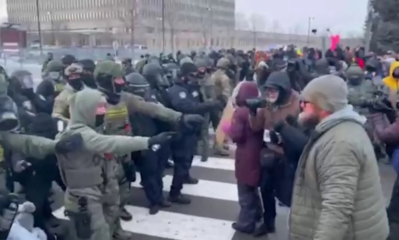 Anti-ICE agitators clash with agents outside Minneapolis federal building Anti-ICE agitators clash with agents outside Minneapolis federal building