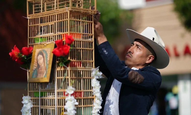 These men carry towers of birds through Mexico’s streets. They say their tradition is dying out. These men carry towers of birds through Mexico’s streets. They say their tradition is dying out.