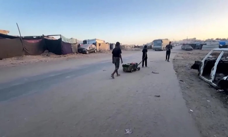 Palestinians shelter by the sea in Central Gaza, others continue south Palestinians shelter by the sea in Central Gaza, others continue south