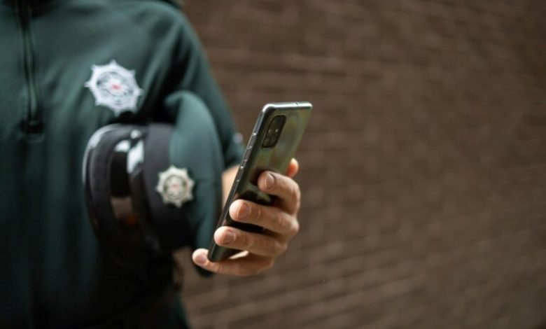 Police Left Embarrassed After Sergeant Spotted Using Dating App During Active Southern California Standoff Police Left Embarrassed After Sergeant Spotted Using Dating App During Active Southern California Standoff