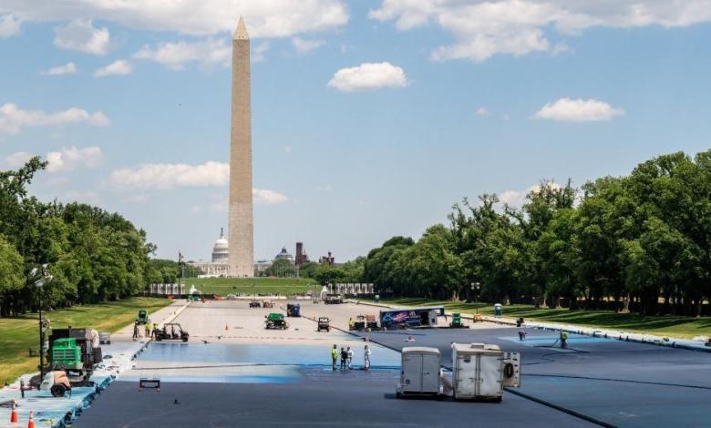 Workers paint Lincoln Memorial Reflecting Pool blue Workers paint Lincoln Memorial Reflecting Pool blue