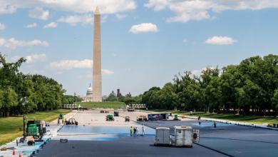 Workers paint Lincoln Memorial Reflecting Pool blue Workers paint Lincoln Memorial Reflecting Pool blue