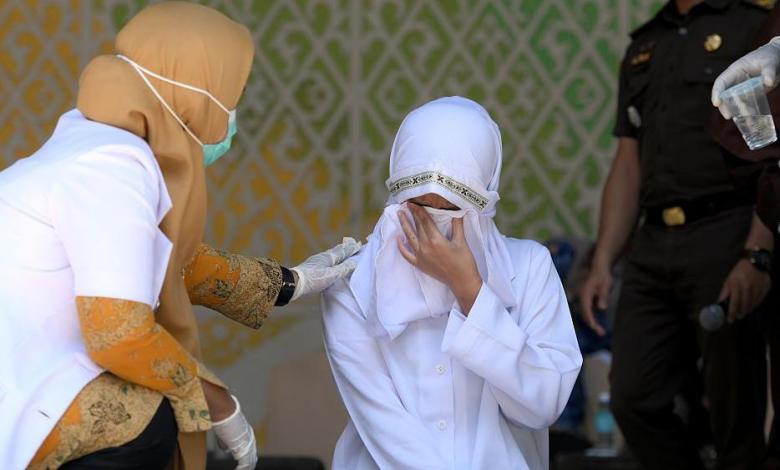 Indonesian couple caned 140 times for sex and alcohol offences Indonesian couple caned 140 times for sex and alcohol offences