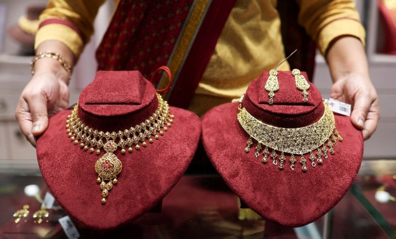 Gold steadies after hitting over 1-1/2-month low on robust yields Gold steadies after hitting over 1-1/2-month low on robust yields