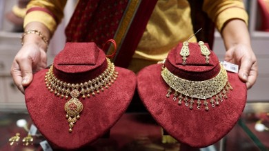 Gold steadies after hitting over 1-1/2-month low on robust yields Gold steadies after hitting over 1-1/2-month low on robust yields
