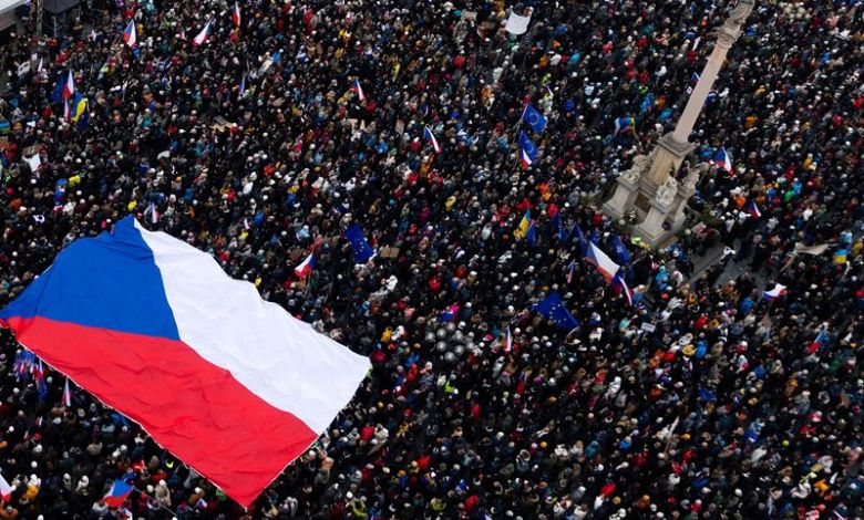 Czechs rally to support president in his growing rift with government Czechs rally to support president in his growing rift with government