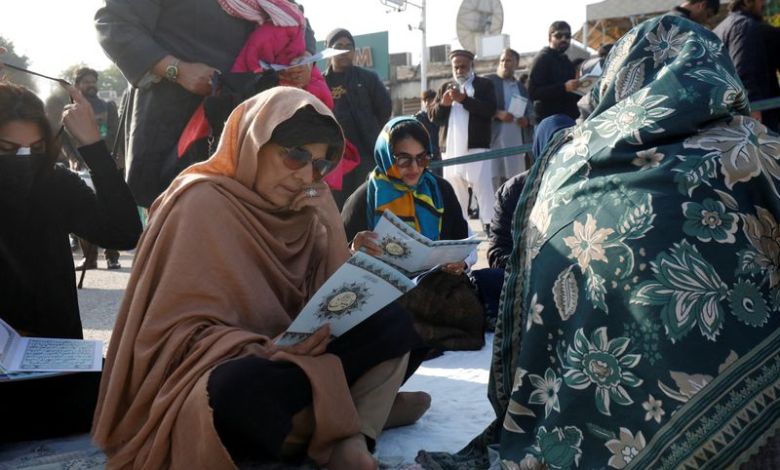 Pakistan’s jailed Imran Khan loses 85% vision in right eye, lawyer says Pakistan’s jailed Imran Khan loses 85% vision in right eye, lawyer says