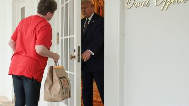 Trump gets McDonalds DoorDashed to White House and then takes Iran war questions with delivery person Trump gets McDonalds DoorDashed to White House and then takes Iran war questions with delivery person