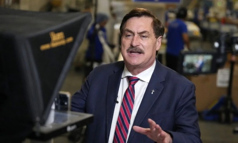 Mike Lindell Appears to Be Served With a Lawsuit Mid-Interview: ‘I’m Not Accepting It’ Mike Lindell Appears to Be Served With a Lawsuit Mid-Interview: ‘I’m Not Accepting It’