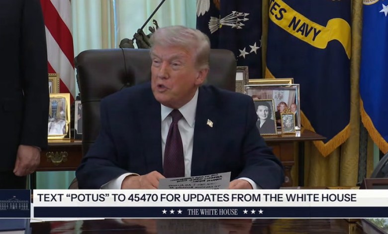 Trump, 79, Struggles to Read From Huge Notes Trump, 79, Struggles to Read From Huge Notes