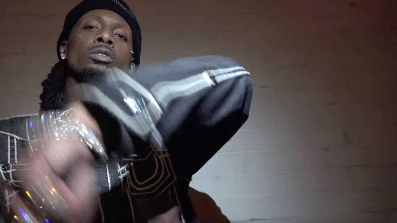 Playboi Carti – LIKE WEEZY (Official Visualizer) Playboi Carti – LIKE WEEZY (Official Visualizer)