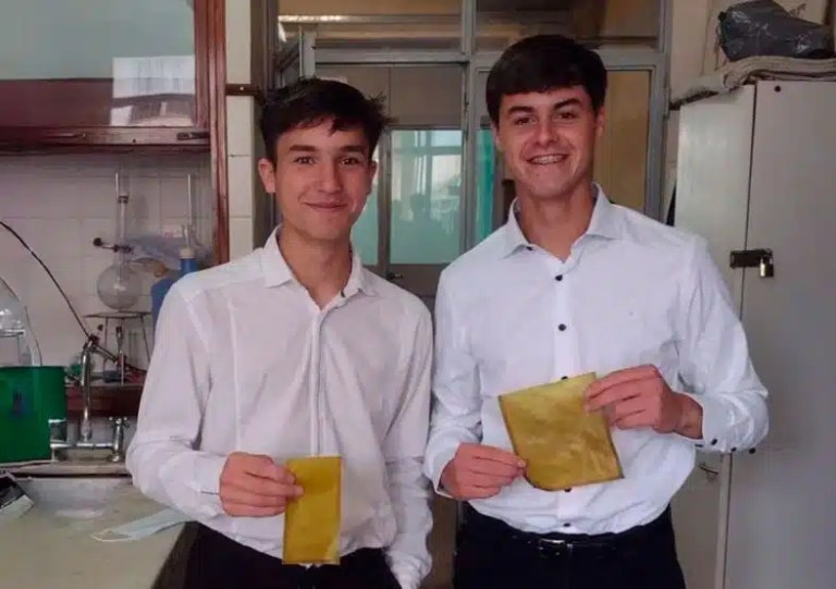 Eles criaram plástico biodegradável com frutas cítricas em seu laboratório em casa Eles criaram plástico biodegradável com frutas cítricas em seu laboratório em casa