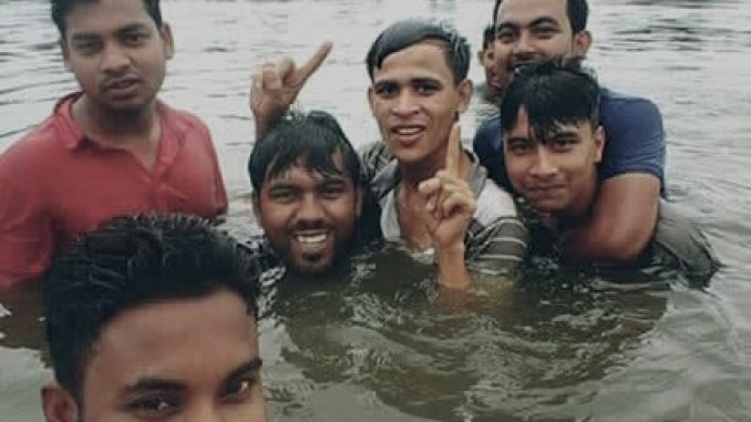সাঁতার না জেনে রেসকিউ করতে গিয়ে মোবাইল সহ খালে পরে গেলো ৭ যুবক সাঁতার না জেনে রেসকিউ করতে গিয়ে মোবাইল সহ খালে পরে গেলো ৭ যুবক