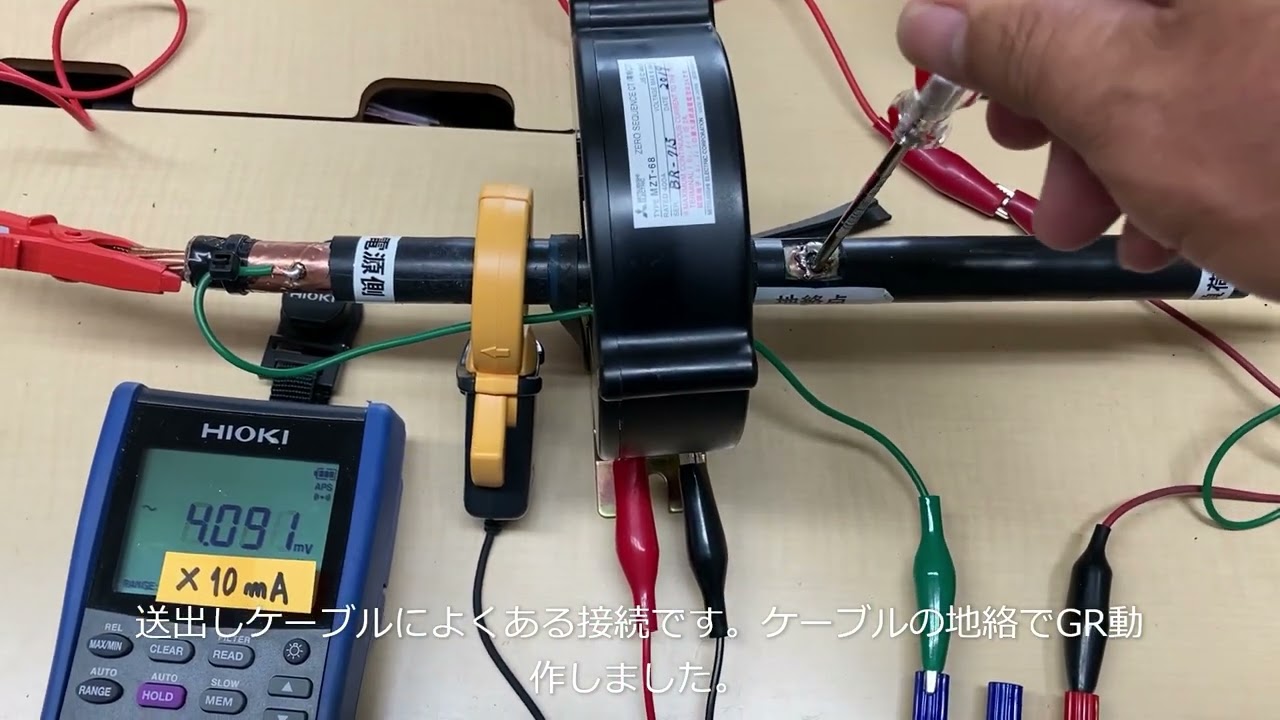 シールドを取り外した次世代iPhoneのロジックボードを示すぼやけた写真 シールドを取り外した次世代iPhoneのロジックボードを示すぼやけた写真