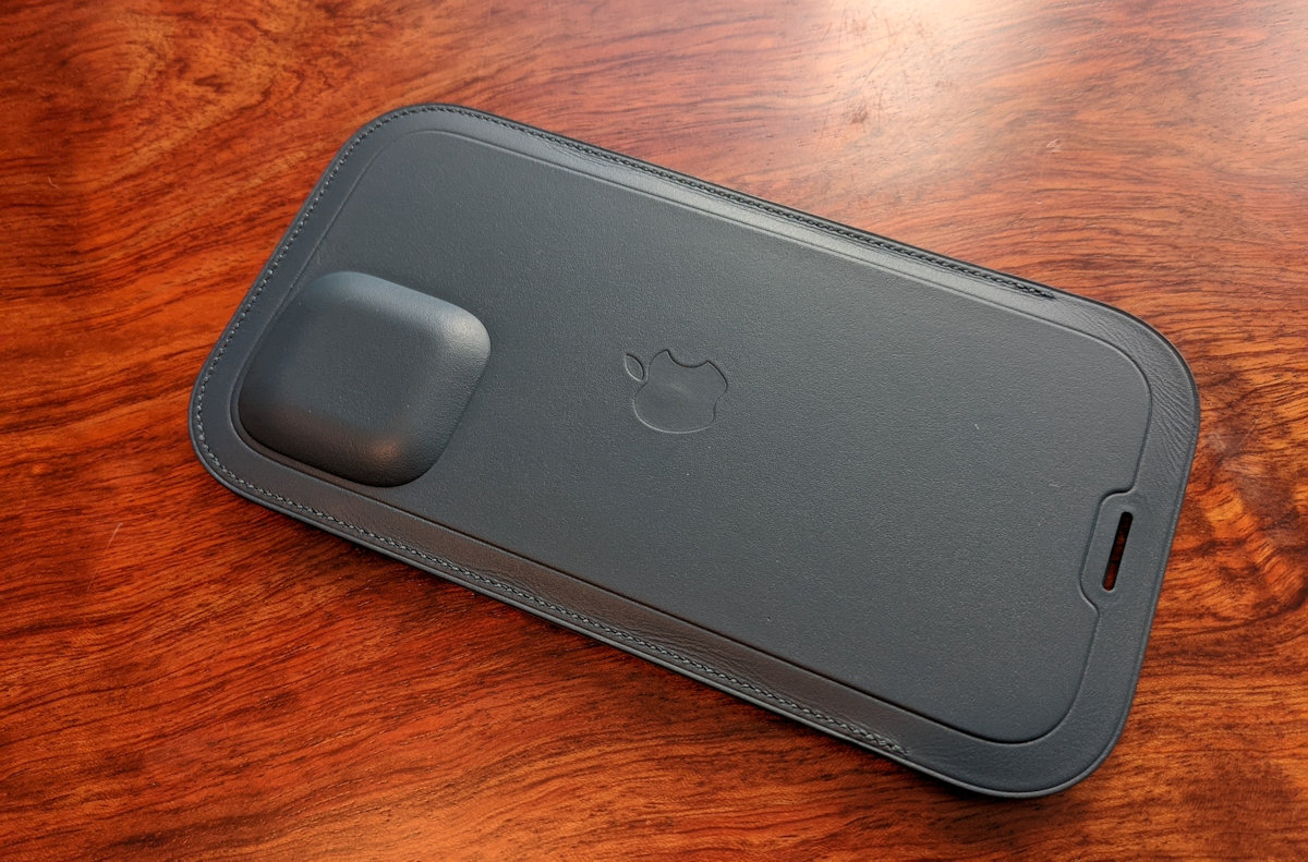 iPhone 12モデル用のレザースリーブを実際に使ってみる iPhone 12モデル用のレザースリーブを実際に使ってみる