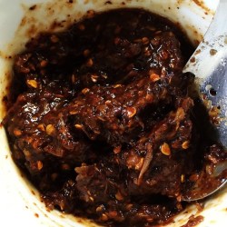 Nikmatnya Sambal Hitam Madura, Cita Rasa Pedas yang Menggugah Selera Nikmatnya Sambal Hitam Madura, Cita Rasa Pedas yang Menggugah Selera