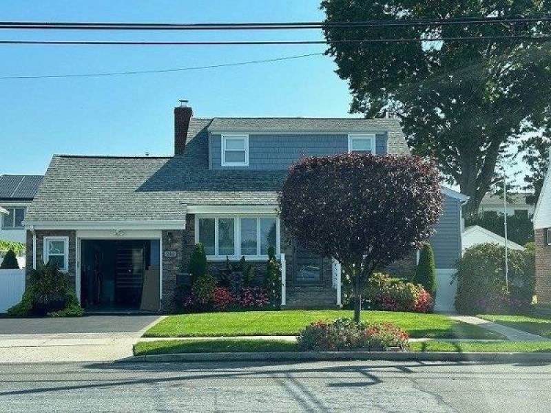Lovely 3-Bedroom, 3-Bath Cape for Rent in Prime Location!
,850
Mineola, NY Lovely 3-Bedroom, 3-Bath Cape for Rent in Prime Location!
,850
Mineola, NY