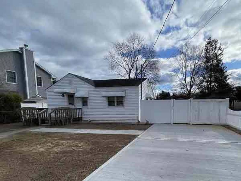 Beautifully maintained cottage 1 bedroom / 1 bathroom home
0
Wading River, NY Beautifully maintained cottage 1 bedroom / 1 bathroom home
0
Wading River, NY