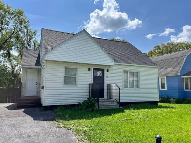 This inviting 3-bedroom, 1-bathroom home offers comfort.
0
Syracuse This inviting 3-bedroom, 1-bathroom home offers comfort.
0
Syracuse