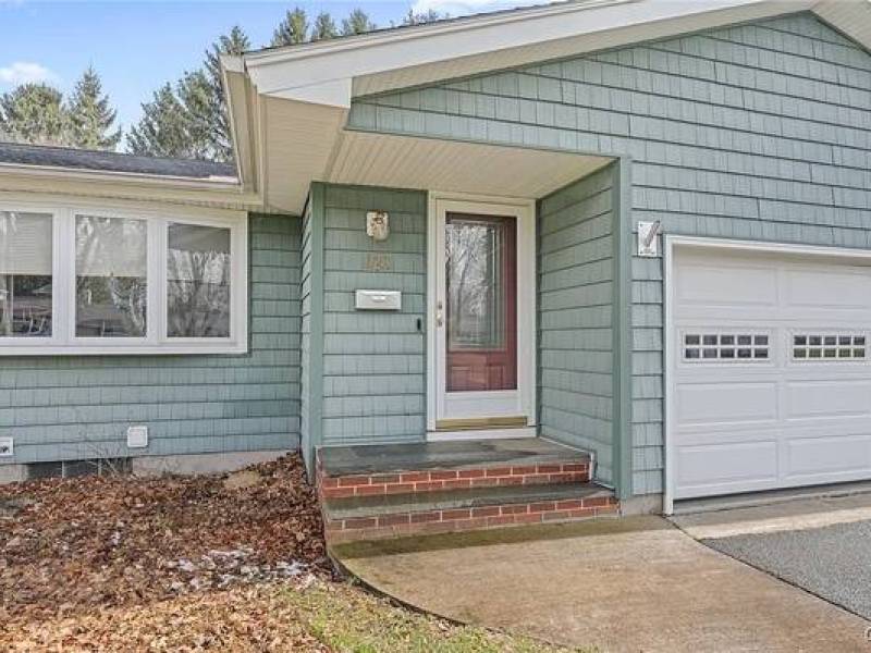 The home is a 3 bedroom with 2 bath, full basement & fenced yard
5
Syracuse The home is a 3 bedroom with 2 bath, full basement & fenced yard
5
Syracuse