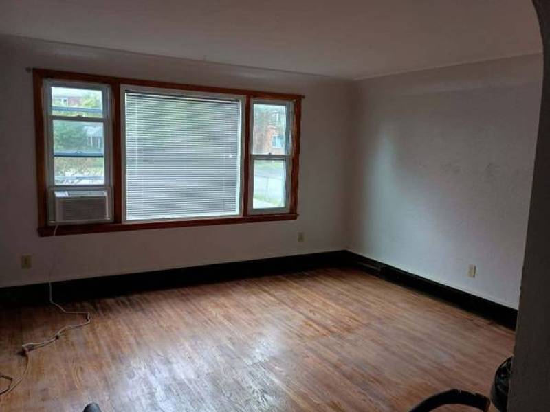 2 bedroom lower apt
,150 2 bedroom lower apt
,150