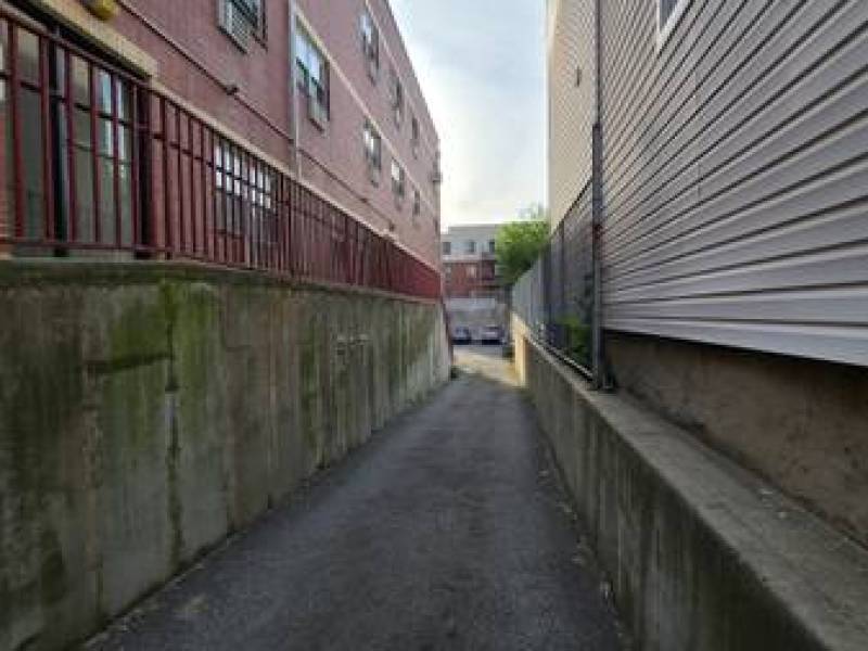 Private Space in Rear Lot with Security Cameras / Any size car ok!
0
25-20 Crescent St. Private Space in Rear Lot with Security Cameras / Any size car ok!
0
25-20 Crescent St.