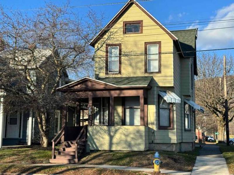This delightful 3-bedroom, 1.5-bath house conveniently located walking
,000 This delightful 3-bedroom, 1.5-bath house conveniently located walking
,000