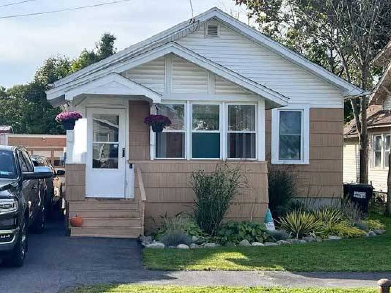 Welcome home to this beautifully renovated 3-bedroom…//
,000
Syracuse, NY Welcome home to this beautifully renovated 3-bedroom…//
,000
Syracuse, NY