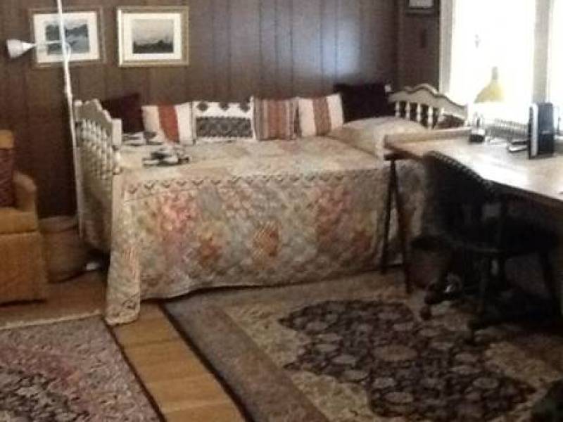 large quiet furnished room….all included….walk to Metro North 0
alt= large quiet furnished room….all included….walk to Metro North 0
alt=