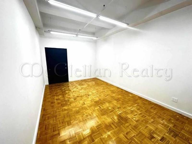 Office Unit with Parquet Wood Floor in Midtown West/Garment Center Doo
,470
Midtown West Office Unit with Parquet Wood Floor in Midtown West/Garment Center Doo
,470
Midtown West