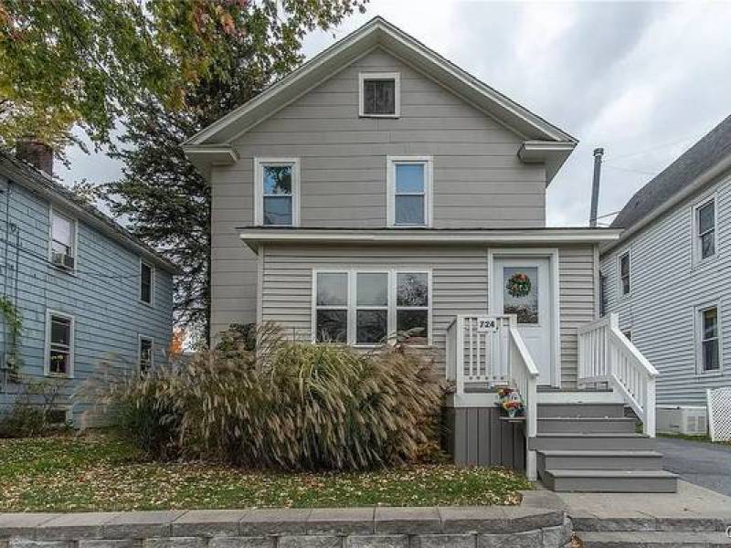 Welcome to this city charmer on Knickerbocker Drive!
0
Watertown Welcome to this city charmer on Knickerbocker Drive!
0
Watertown